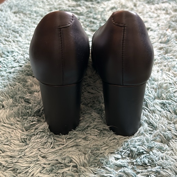 Clarks Bayla Skip Pump- new never worn black, size 8 wide - Picture 3 of 8